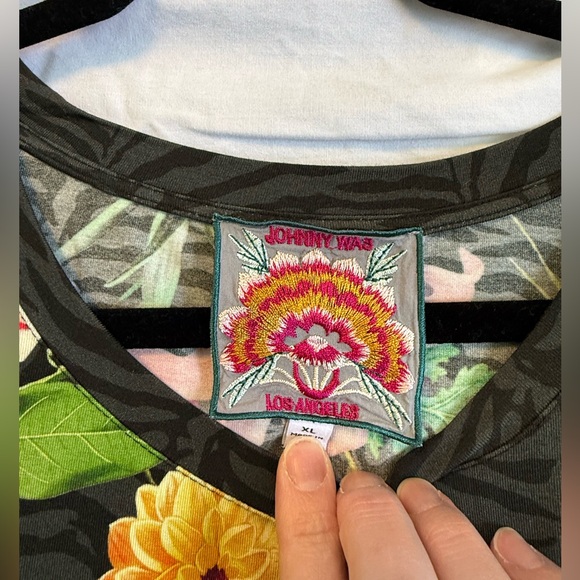 JOHNNY WAS Blooming Breeze Floral Print Crew Neck Short Sleeve Relaxed Tee Shirt - Picture 9 of 15